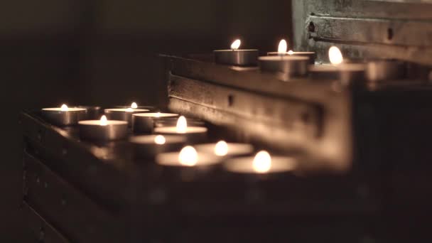 Duas Camadas Mesa Igreja Ferro Para Velas Com Velas Acesas — Vídeo de Stock