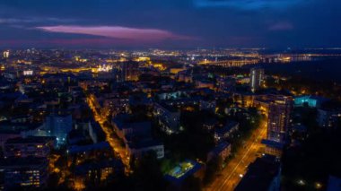 Zaman sukut. Gün batımı. Şehir manzarası. 4 k. Kiev, Ukrayna.