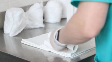 doktor alçı rulo gevşeme bitirir, alçı döküm katmanlarının sayısını dikkate alır, yaklaşan operasyon için alçı hazırlanması. Close. ses yok.