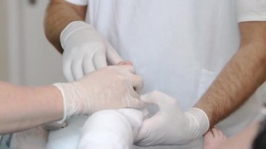 Doktorlar alçı alçı sürmeden önce çocuğun sol bacağına tıbbi pamuk koydular. Close. ses yok.