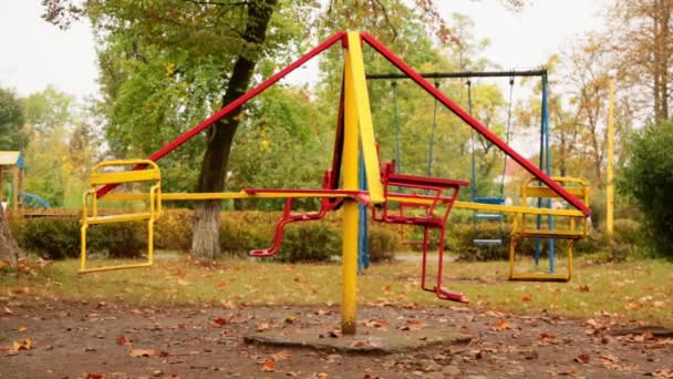 Пустая Детская Карусель Детской Площадке Осень Полное Отсутствие Звука — стоковое видео