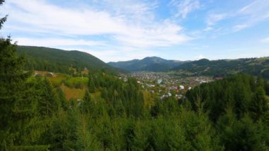 Ukrayna 'nın Karpat Dağları' ndaki Verkhovyna yerleşiminin soldan sağa doğru uzanan görüntüsü. Full Hd, ses yok..
