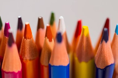 farklı renklerde kalemler