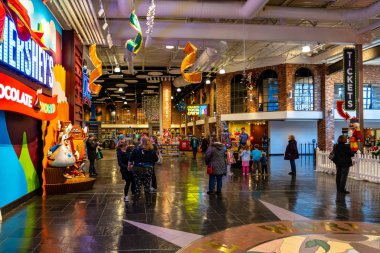 Hershey, Pa, Amerika Birleşik Devletleri - 11 Aralık 2018: İçinde çikolata dünya vardır sergiler, yolculuk, ürünleri ve ziyaret turist için bir food court.