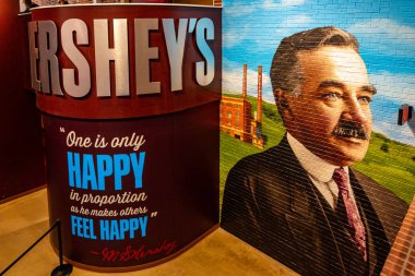 Hershey, Pa, Amerika Birleşik Devletleri - 11 Aralık 2018: Büyük portresi Milton S. Hershey çikolata dünya yolculuk girişinde bir duvara.