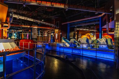 Hershey, Pa, Amerika Birleşik Devletleri - 11 Aralık 2018: İşleme makinaları çikolata nasıl yapılır açıklamak çikolata dünya yolculuğu sırasında.