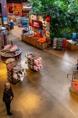 Hershey, Pa, Amerika Birleşik Devletleri - 11 Aralık 2018: İçinde çikolata dünya vardır sergiler, yolculuk, ürünleri ve ziyaret turist için bir food court.