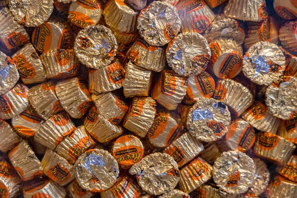 Hershey, Pa, Amerika Birleşik Devletleri - 11 Aralık 2018: Closeup Folyo sarılı Reese Fıstık ezmesi kupaları minyatür şeker.