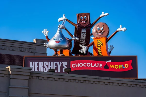 Hershey, Pa, Amerika Birleşik Devletleri - 11 Aralık 2018: Sallayarak Hershey şeker karakter girişinde bir çatı üzerinden çikolata dünyaya.