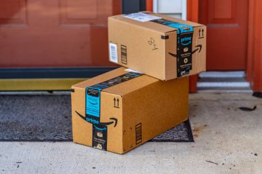 Lancaster, Pa, Amerika Birleşik Devletleri - 13 Aralık 2018: İki karton dan Amazon Prime konut adresine teslim.