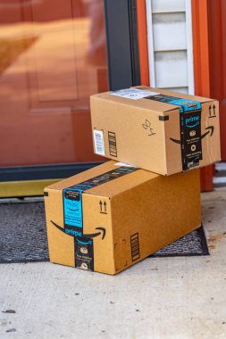Lancaster, Pa, Amerika Birleşik Devletleri - 13 Aralık 2018: İki karton dan Amazon Prime konut adresine teslim.