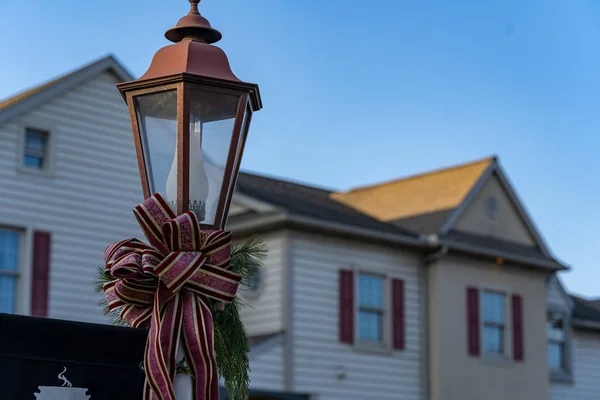 Електрична Вулична Лампа Прикрашена Різдво Сезонною Стрічкою — стокове фото