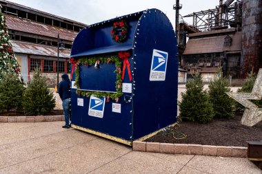 Bethlehem, Pa, Amerika Birleşik Devletleri - 9 Aralık 2018: Bir büyük Usps posta kutusu ekranda Christkindlmarket. Noel pazarı çelik yığında, festivaller, konserler ve Etkinlikler barındıran bir kampüs düzenlenmektedir.