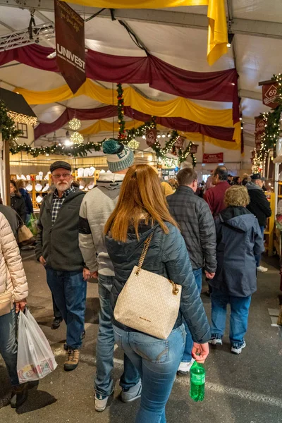 Betlehem Usa December 2018 Shoppare Christkindlmarket Titta För Gåvor Julmarknad — Stockfoto