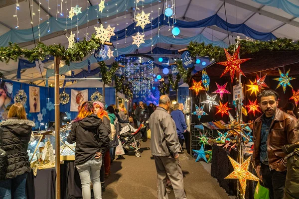 Bethlehem, Pa, Amerika Birleşik Devletleri - 9 Aralık 2018: Alışveriş hediyeler için Christkindlmarket bak. Noel pazarı çelik yığında, festivaller, konserler ve Etkinlikler ev sahipliği yapan büyük bir kampüs düzenlenmektedir.