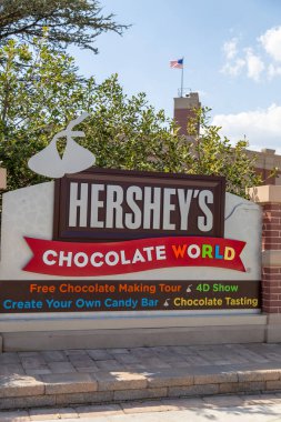 Hershey, Pa, Amerika Birleşik Devletleri - 3 Mayıs 2015: Hersheys çikolata dünya işareti hoşgeldiniz. Çikolata dünya Hershey, Pennsylvania'da yer almaktadır.