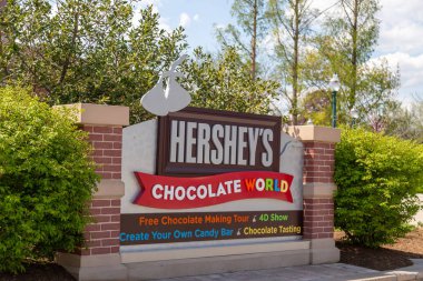 Hershey, Pa, Amerika Birleşik Devletleri - 3 Mayıs 2015: Hersheys çikolata dünya işareti hoşgeldiniz. Çikolata dünya Hershey, Pennsylvania'da yer almaktadır.