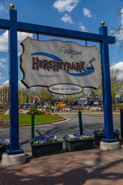 Hershey, Pa, Amerika Birleşik Devletleri - 3 Mayıs 2015: Hersheypark işareti hoşgeldiniz. Aile Tema Parkı Hershey, Pennsylvania'da yer almaktadır.