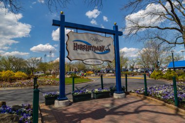 Hershey, Pa, Amerika Birleşik Devletleri - 3 Mayıs 2015: Hersheypark işareti hoşgeldiniz. Aile Tema Parkı Hershey, Pennsylvania'da yer almaktadır.