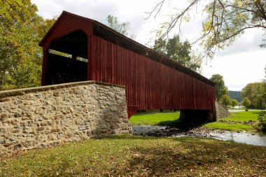Narvon, Pa, Amerika Birleşik Devletleri - 1 Ekim 2014: Caernarvon Kapalı Köprüsü, olarak da bilinen havuzu Forge kapalı köprü, Churchtown Lancaster County, PA yer alır.