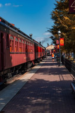 Strasburg, Pa, Amerika Birleşik Devletleri - 16 Ekim 2015: Binek otomobilleri Strasburg demiryolu Road tren istasyonunda.
