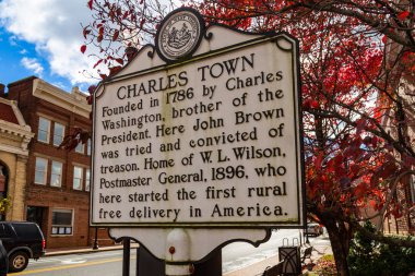 Charles Town, Wv, Amerika Birleşik Devletleri - 3 Kasım 2018: Charles Town tarihi Marker, West Virginia şehir şehir merkezinde bulunan işareti.