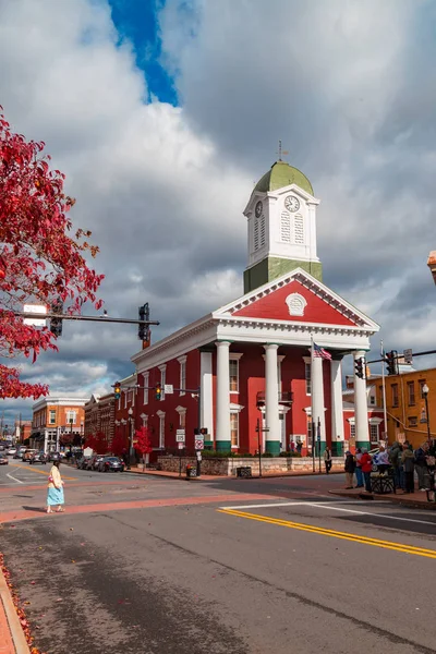 Charles Town, Wv, Amerika Birleşik Devletleri - 3 Kasım 2018: Tarihi Adliye içinde şehir merkezinde Charles Town, Batı Virjinya.