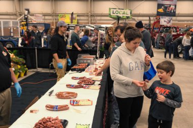 Harrisburg, Pa, Amerika Birleşik Devletleri - 6 Ocak 2019: Food Court, Pennsylvania çiftlikleri, fuar gibi gıdalardan featuring 2019 çiftlik Fuarı'nda en sevdiğim bir kalabalık olduğunu.