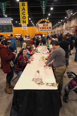 Harrisburg, Pa, Amerika Birleşik Devletleri - 6 Ocak 2019: Food Court, Pennsylvania çiftlikleri, fuar gibi gıdalardan featuring 2019 çiftlik Fuarı'nda en sevdiğim bir kalabalık olduğunu.