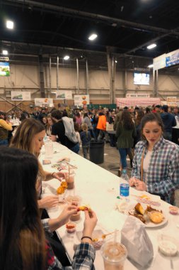Harrisburg, Pa, Amerika Birleşik Devletleri - 6 Ocak 2019: Food Court, Pennsylvania çiftlikleri, fuar gibi gıdalardan featuring 2019 çiftlik Fuarı'nda en sevdiğim bir kalabalık olduğunu.