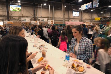 Harrisburg, Pa, Amerika Birleşik Devletleri - 6 Ocak 2019: Food Court, Pennsylvania çiftlikleri, fuar gibi gıdalardan featuring 2019 çiftlik Fuarı'nda en sevdiğim bir kalabalık olduğunu.
