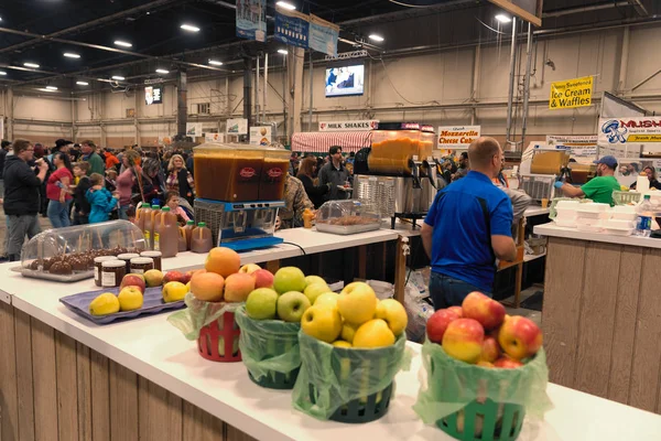 Harrisburg, Pa, Amerika Birleşik Devletleri - 6 Ocak 2019: 2019 Pennsylvania çiftlik Fuarı'nda Satılık Çiftlik yiyecek taze sunulmaktadır.