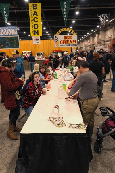 Harrisburg, Pa, Amerika Birleşik Devletleri - 6 Ocak 2019: Food Court, Pennsylvania çiftlikleri, fuar gibi gıdalardan featuring 2019 çiftlik Fuarı'nda en sevdiğim bir kalabalık olduğunu.