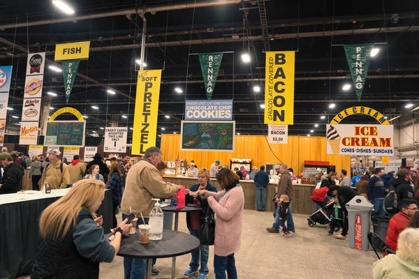 Harrisburg, Pa, Amerika Birleşik Devletleri - 6 Ocak 2019: Food Court, Pennsylvania çiftlikleri, fuar gibi gıdalardan featuring 2019 çiftlik Fuarı'nda en sevdiğim bir kalabalık olduğunu.
