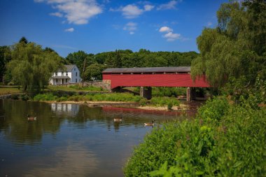 Allentown, Pa, Amerika Birleşik Devletleri - 10 Temmuz 2011: Wehr kapalı köprü Lehigh County, Pennsylvania Güney Whitehall ilçede bulunan bir tarihi ahşap yapısıdır. Jordan Creek yayılan.
