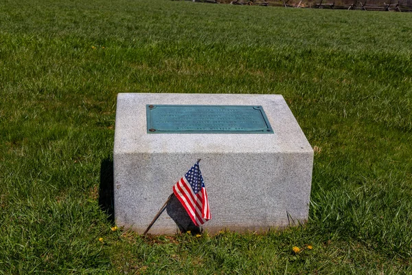马里兰州夏普斯堡 2016年4月10日 在安蒂坦战场上的第27届印第安纳州志愿者步兵纪念碑包括一个游客放置的小乌萨旗 — 图库照片