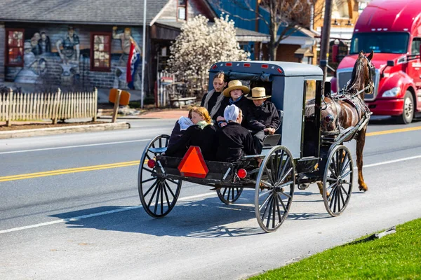 Kuş-in-Hand, Pa, Amerika Birleşik Devletleri-24 Mart 2016: bir Amish ailesi doldurmak bir adamcağız bir sıcak bahar gününde Lancaster County, Pennsylvania.