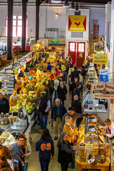 2015年4月11日 顾客在兰开斯特中央市场购物 — 图库照片