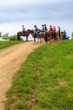 Gettysburg, PA, ABD - 20 Haziran 2018: Bir grup savaş alanında at sırtında bir tur atar, General Sickles işaretinde durur, çatışmanın ikinci gününde nerede yaralandığını gösterir..