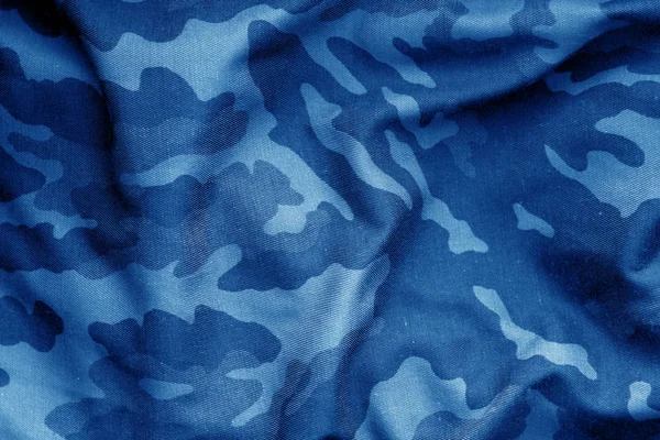 Askeri üniforma desenle bulanıklık etkisi mavi ses tonuyla. Arka plan ve doku.