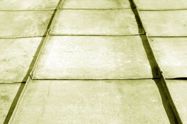 Sarı tonda eski metal çatı. Soyut arka plan ve doku.