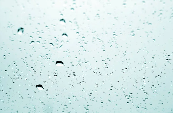 Gotas Lluvia Ventana Del Coche Tono Cian Con Efecto Difuminado —  Fotos de Stock