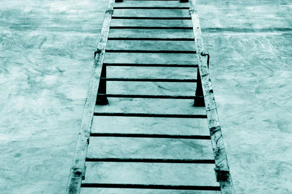 Μεταλλική Σκάλα Στον Τοίχο Τσιμέντου Κυανό Τόνο Αστικό Φόντο Και — Φωτογραφία Αρχείου