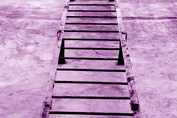 Металеві Сходи Цементній Стіні Фіолетового Кольору Міське Тло Текстура — стокове фото