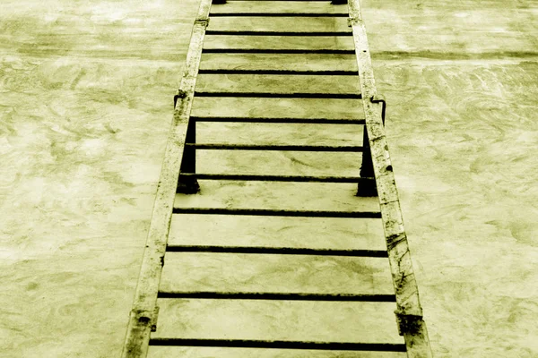 Μεταλλική Σκάλα Στον Τοίχο Τσιμέντο Κίτρινο Τόνο Αστικό Φόντο Και — Φωτογραφία Αρχείου