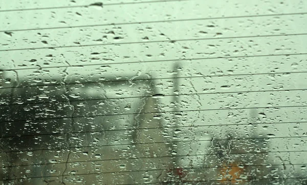 Zobacz Przez Tylną Szybę Samochodu Krople Deszczu Efektu Rozmycia Sezonowy — Zdjęcie stockowe