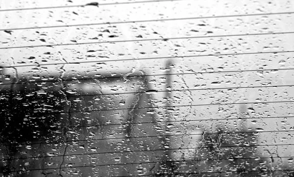 Вид Через Заднее Стекло Автомобиля Капли Дождя Эффектом Размытия Сезонный — стоковое фото
