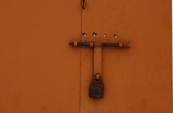 Orangefarbenes Altes Vorhängeschloss Metalltor Abstrakter Hintergrund Und Textur — Stockfoto