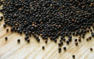 Ahşap masa üzerine karabiber yakın çekim. Arka plan ve tasarım için doku.