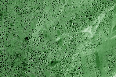 Yeşil tonda Plastik şeffaf malzeme üzerinde yoğunlaşma bırakır. Arka plan ve tasarım için doku.